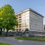 Sauna Penthouse With Views And Free Parking -