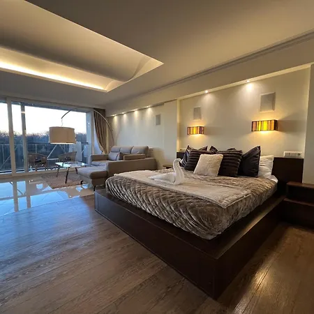 Sauna Penthouse With Views And Free Parking -