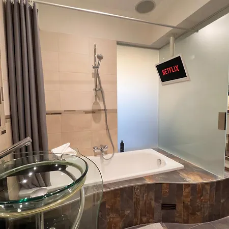 Sauna Penthouse With Views And Free Parking - Διαμέρισμα